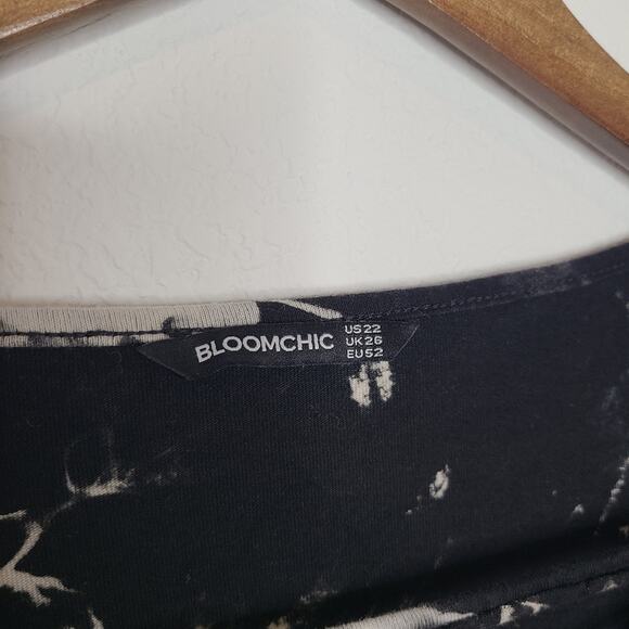 Bloomchic Distressed Neckline Cutout Tie-Dye T-Shirt 22 Plus - Picture 4 of 9